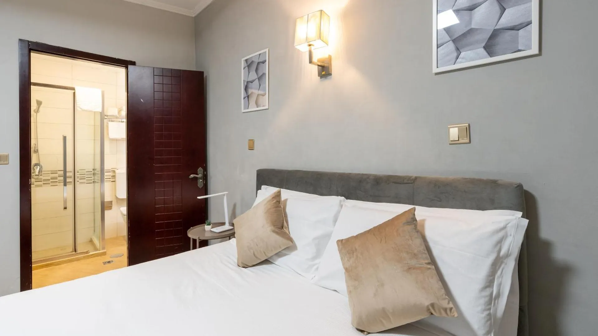 Portafortuna Guesthouse - Close To Colosseum Rome 2*,